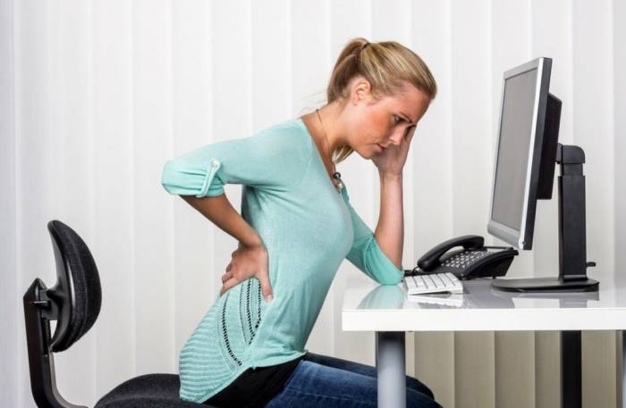 Длительное сидячее положение - возможная причина боли в копчике Боль в копчике