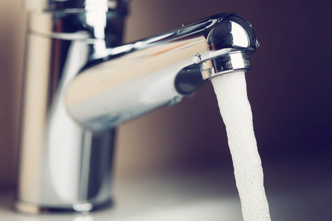Хлор так же содержится и в воде из под крана, но его значительно меньше