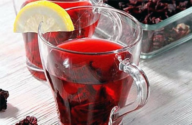 Каркаде можно дополнить лимоном чай с лимоном