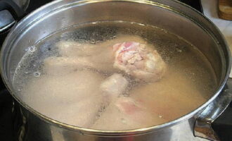 Наполняем водой кастрюлю и закладываем в нее курятину. Если хотите наваристый бульон, то лучше использовать не грудку, а крылья или бедра. Ставим на плиту на малый огонь, чтобы после закипания бульон не булькал, и ждем появления пенки: обязательно снимаем ее. Туда же к мясу можно кинуть луковицу и тоже сварить. Под конец варки добавляем соль. Примерное время, необходимое для варки, – это 30-40 мин. Бульон должен получится прозрачным. Наполняем водой кастрюлю и закладываем в нее курятину. Если хотите наваристый бульон, то лучше использовать не грудку, а крылья или бедра. Ставим на плиту на малый огонь, чтобы после закипания бульон не булькал, и ждем появления пенки: обязательно снимаем ее. Туда же к мясу можно кинуть луковицу и тоже сварить. Под конец варки добавляем соль. Примерное время, необходимое для варки, – это 30-40 мин. Бульон должен получится прозрачным.