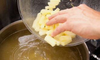 Достаем из кастрюли куриное мясо и убираем из него кости, затем отправляем обратно. Моем и очищаем картофель, превращаем его в нарезанные кубики или дольки и добавляем в кастрюлю на огне. В это время делаем клецки. Достаем из кастрюли куриное мясо и убираем из него кости, затем отправляем обратно. Моем и очищаем картофель, превращаем его в нарезанные кубики или дольки и добавляем в кастрюлю на огне. В это время делаем клецки.