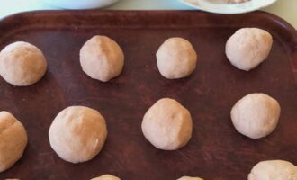 Просеиваем муку и высыпаем ее в емкость. К ней добавляем яйца и соль. Как следует замешиваем: тесто получится немного жидким, а не тугим. Лепим клецки. Просеиваем муку и высыпаем ее в емкость. К ней добавляем яйца и соль. Как следует замешиваем: тесто получится немного жидким, а не тугим. Лепим клецки.