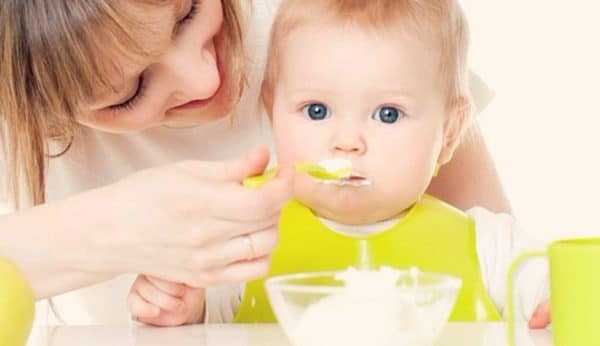 Творог и сметана при грудном вскармливании: можно ли кормящей маме в первый месяц и дальше