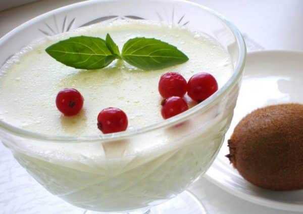 Творог и сметана при грудном вскармливании: можно ли кормящей маме в первый месяц и дальше