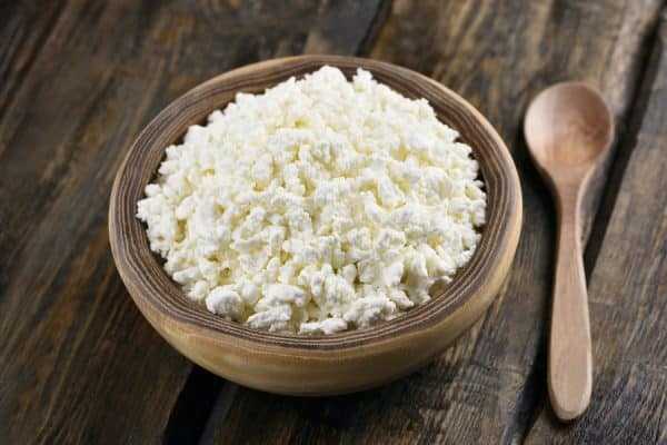 Творог и сметана при грудном вскармливании: можно ли кормящей маме в первый месяц и далее0