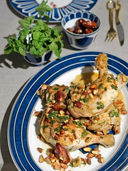 Финики при грудном вскармливании: можно ли кормящей маме в первый месяц и далее0