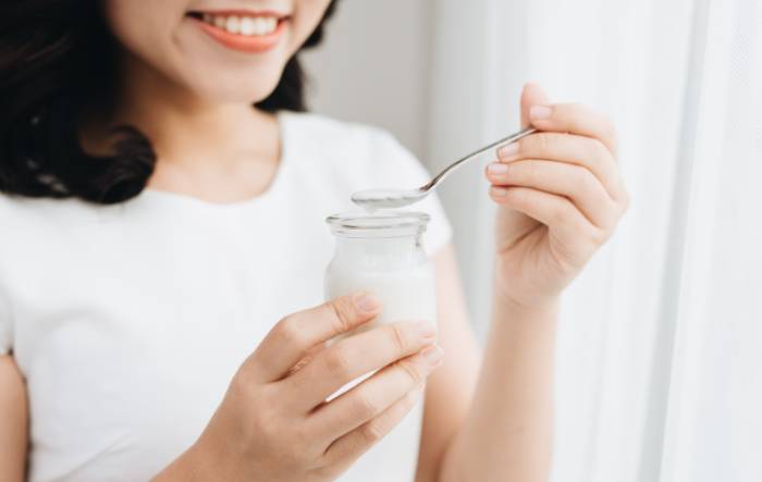 Употребление цельного коровьего молока кормящей женщине лучше ограничить