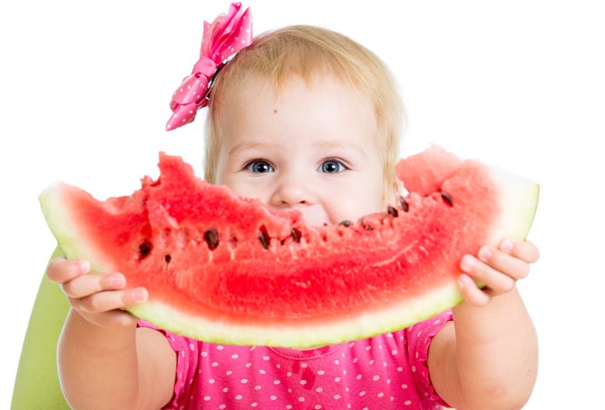 малышка с арбузом