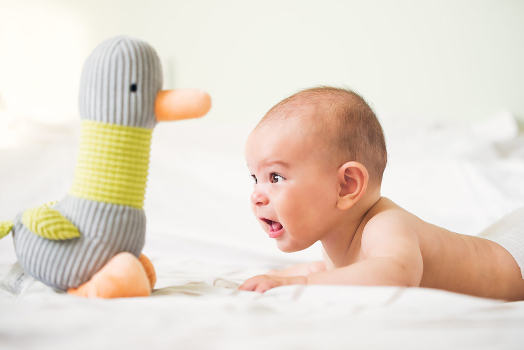 Во сколько месяцев ребенок держит голову: нормы и отклонения