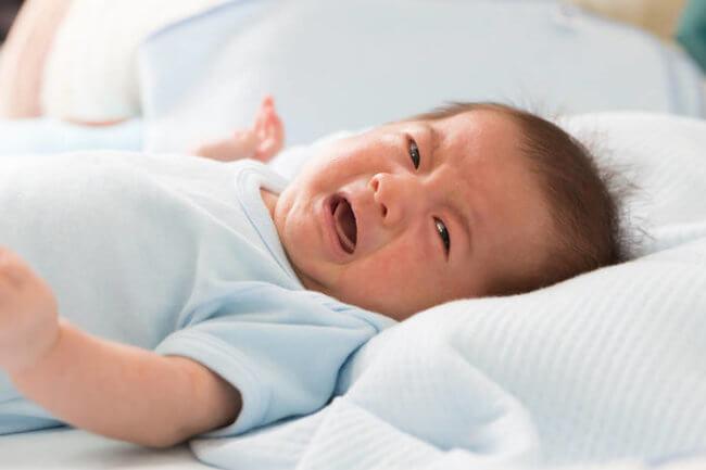 Новорожденный пьет