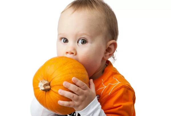 Ребенок с тыквой