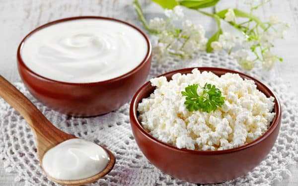 Творог и сметана при грудном вскармливании: можно ли кормящей маме в первый месяц и дальше