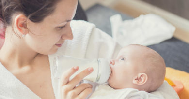 Ребенок с бутылочкой