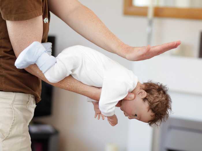 Ребенок подавился Ребенка прихлопывают, если он подавился