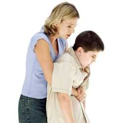 Первая помощь подростку Ребенок подавился, и мама ему помогает