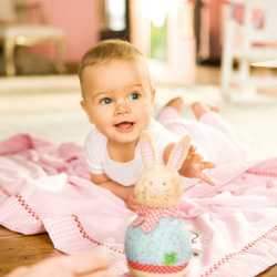 Игра с мягкой игрушкой Ребенок интересуется игрушкой