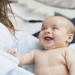 Ребенок улыбается Радость на лице ребенка от встречи с мамой