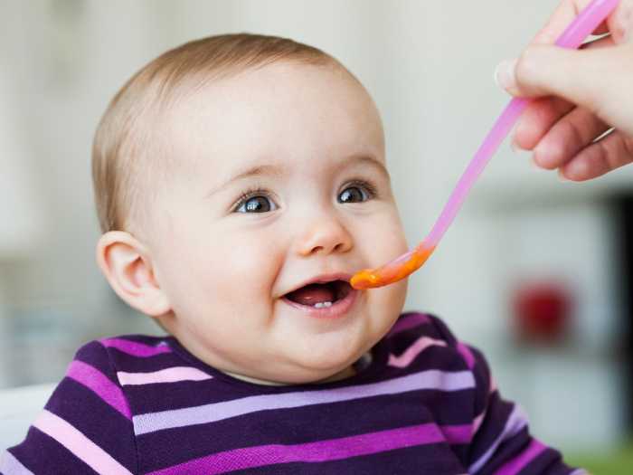 Счастливый малыш 5 месяцев Малыш 5-ти месяцев ест детскую смесь