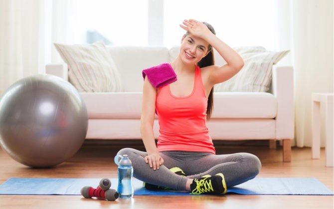 девушка делает зарядку дома