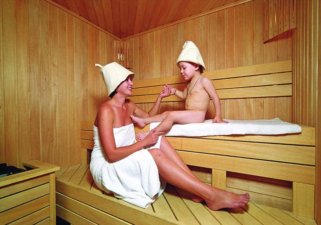 Женщина с ребенком в бане