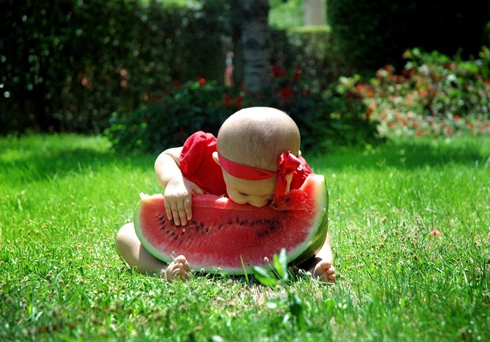 Для маленьких деток такая ложная ягода может быть опасой