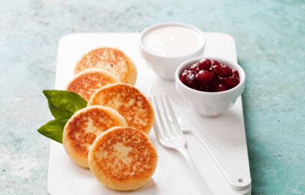 Творог и сметана при грудном вскармливании: можно ли кормящей маме в первый месяц и дальше