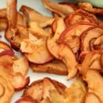 Можно ли кормить грудью яблоками в первый месяц и далее