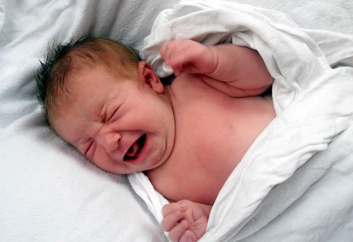 Грудничок плачет