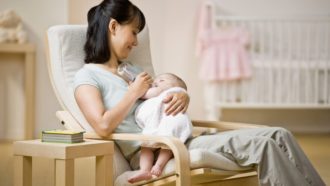 Как приучить ребенка к бутылочке