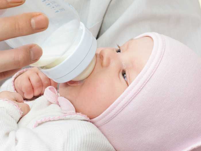 Процесс кормления Процесс кормления новорожденного из бутылочки