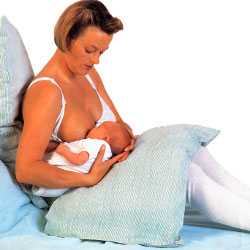 Процесс ГВ Мама держит ребенка и кормит его грудью