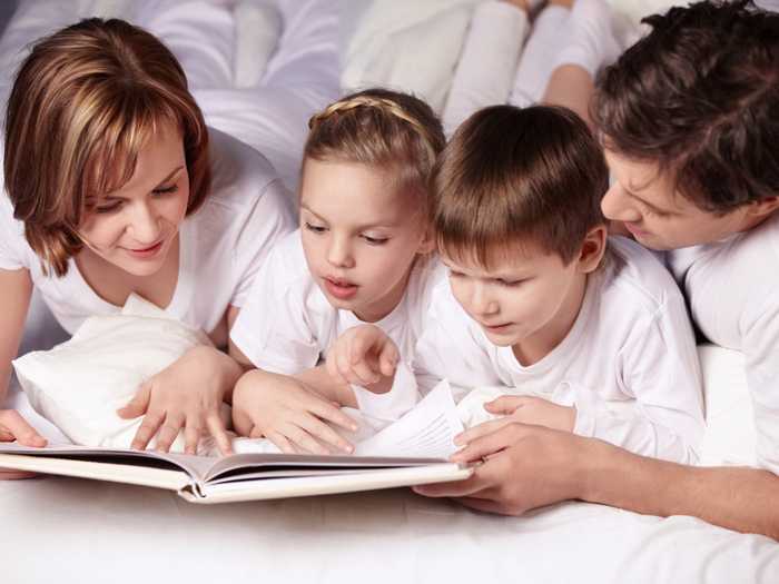 Родители и дети читают Коллективное чтение для обучения детей