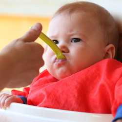 Отказ ребенка от еды Ребенок отказывается от еды из-за ложки