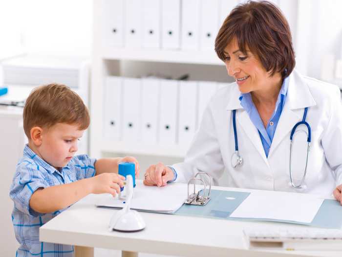 На приеме у логопеда Ребенок на приеме у логопеда изучает буквы