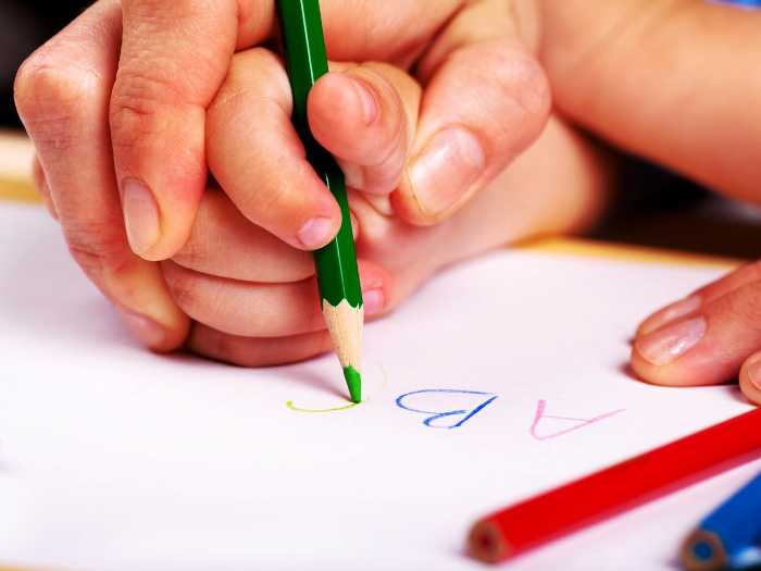 Обучение письму С ребенком занимаются письмом