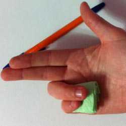 Использование платочка Придерживание платочка мизинцем и безымянным пальцем