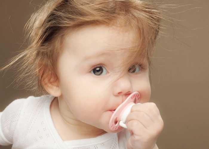 Маленькая девочка с соской Процесс отучения от соски может продолжаться длительное время