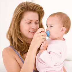 Процесс отучения от соски Мама пытается отобрать соску