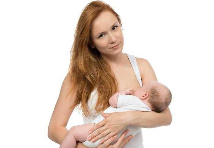 Мама держит новорожденного Держание новорожденного столбиком