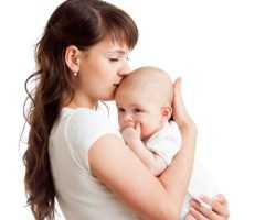 Мама держит ребенка Держание ребенка столбиком