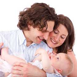 Ребенок на руках у папы Папа помогает с укачиванием