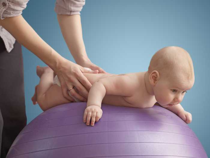 Укачивание на фитболе Мама укачивает малыша на фитболе