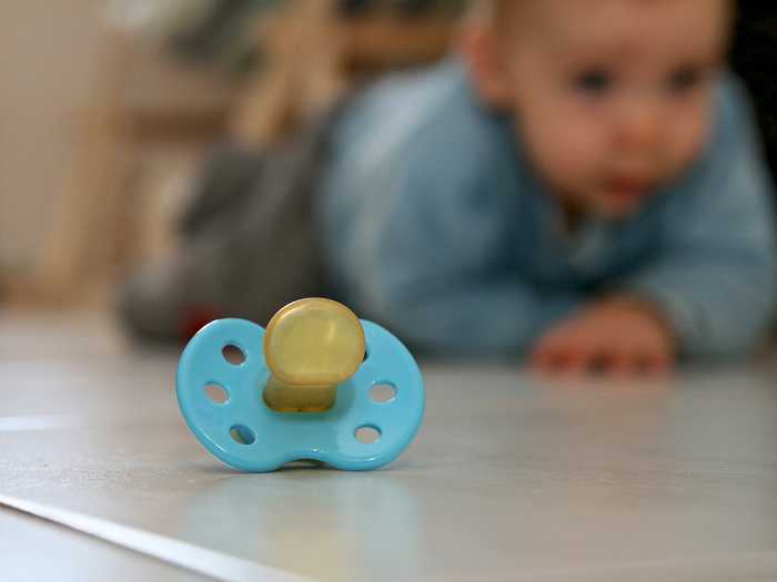 Ребенок и пустышка Ребенок не хочет брать соску