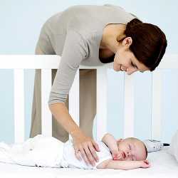 Ребенок в кроватке Мама проверяет малыша - спит ли он