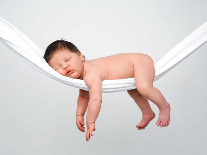 Ребенок в гамаке Ребенок спит в самодельном гамаке