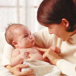 Мама успокаивает ребенка Мама отвлекает ребенка, чтобы успокоить