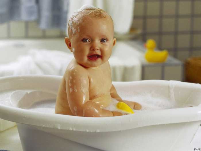 Ванна для ребенка Маленький ребенок принимает водные процедуры