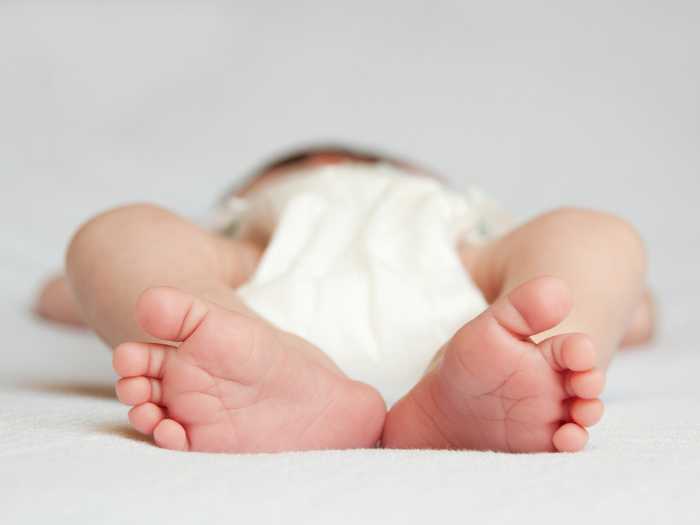 Малыш в подгузнике Малыш лежит в подгузнике