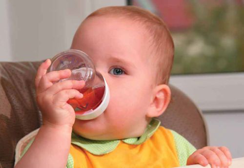 Малыш пьет компот Малыш пьет компот