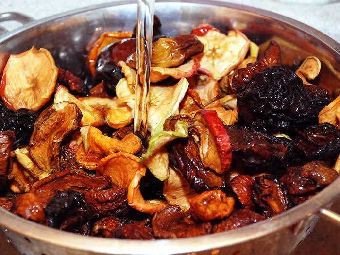 Сухофрукты перед варкой Сухофрукты промывают под водой